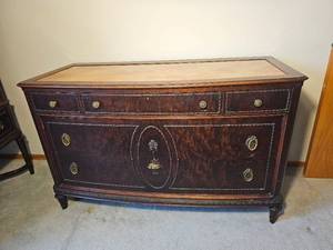 lot 86 image: English Regency Mahogany Chest of Drawers