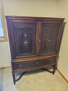 lot 87 image: English Regency Mahogany Bedroom Hutch