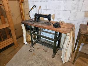 lot 286 image: Antique Union Special Sewing Machine