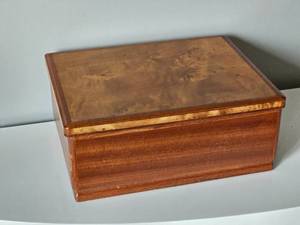 lot 35 image: Agresti Briarwood Burl Jewelry Box