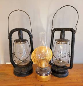 lot 362 image: Antique Railroad Oil Lanterns  3