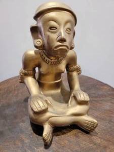 lot 236 image: Gold Columbian Quimbaya Seated Female Figure