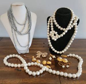 lot 350 image: Clutch Your Pearls Jewelry Wardrobe