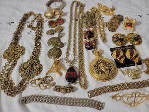 lot 352 image: Bold and Beautiful Vintage Fashion Jewelry Wardrobe