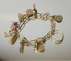 lot 11 image: 10K Yellow Gold Vintage Charm Bracelet  15g