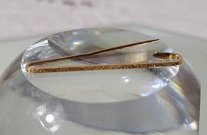lot 43 image: 10K Yellow Gold Edwardian Engraved Bar Pin 