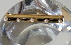 lot 44 image: 14K Yellow Gold Sapphire and Pearl Bar Pin  2g