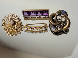 lot 46 image: Antique Art Deco Pin Collection  Amethyst  Pearl