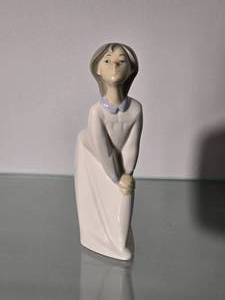 lot 123 image: Lladro Porcelain Girl Figurine