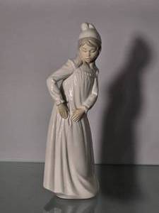 lot 126 image: Lladro Porcelain Girl in Nightgown Figurine