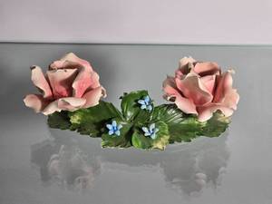 lot 52E image: Nuova Capodimonte Italian Porcelain Double Rose Sculpture