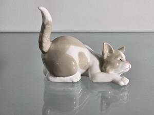 lot 132 image: Lladro Porcelain Playful Cat Figurine