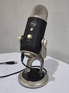 lot 143 image: Blue Microphones Yeti USB Studio Microphone