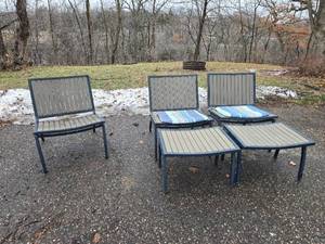 lot 149 image: Outdoor Patio Lounge Chairs with Matching Ottoman Set