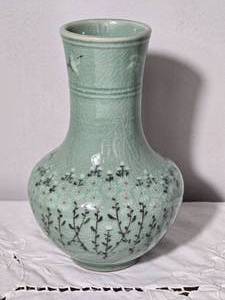 lot 152 image: Korean Celadon Crackle Glaze Porcelain Vase