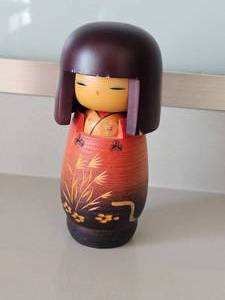 lot 104 image: Vintage Japanese Kokeshi Wooden Doll Figurine
