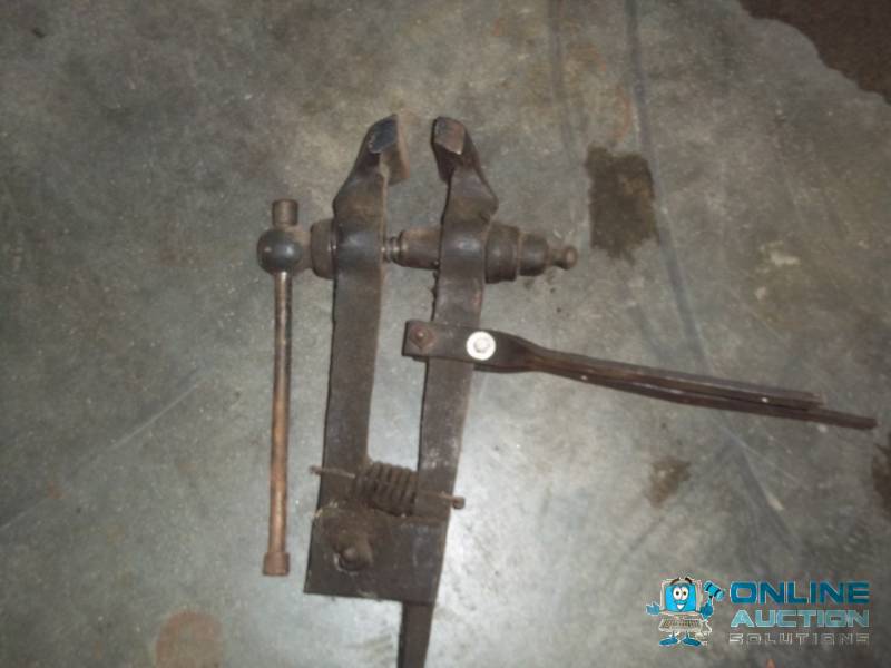 lot 7 image: Antique pole vise
