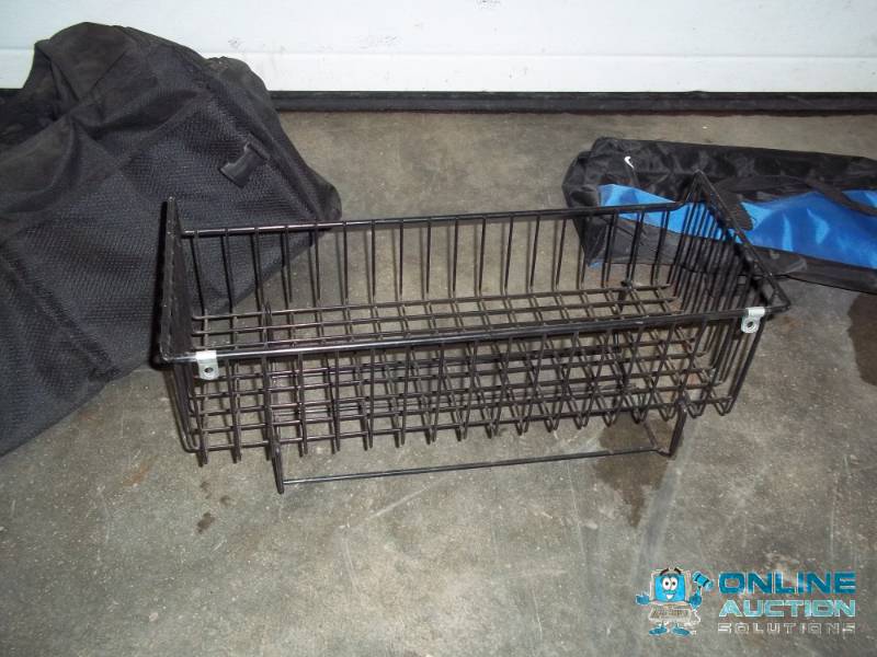 lot 11 image: Duffle bag, basket and game bag