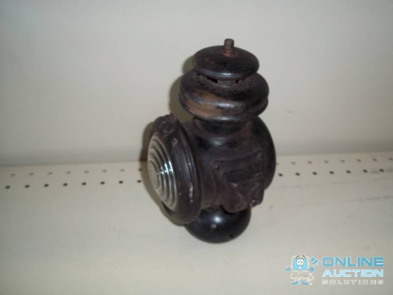 lot 16 image: vintage light