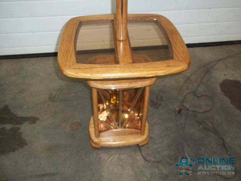 lot 33 image: End table lamp