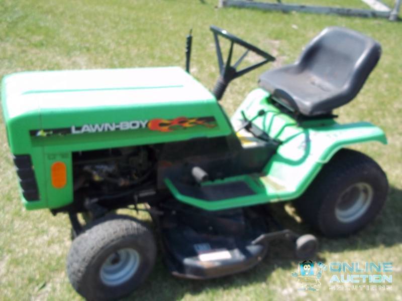 lot 43 image: Lawn Boy LT12 riding mowe