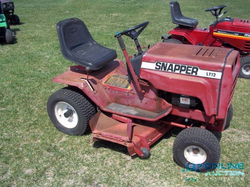 lot 44 image: Snapper LT12 riding mower
