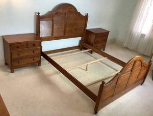 lot 60 image: Durham Furniture 3 Pc Bed and Nightstand Set