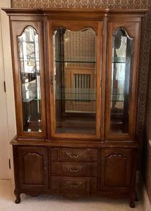 lot 82 image: Vintage Thomasville French Provincial Two Piece Lighted Hutch