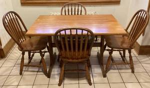 lot 90 image: Shaker Style Trestle Table with 4 Bent & Bros Chairs from Gabberts