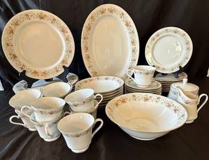 lot 74 image: International Silver Company Porcelain Brighton Collection Claridge 8302 China Set