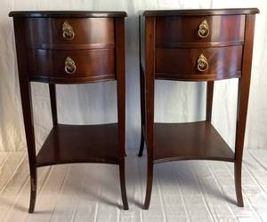 lot 26 image: Pair of Vintage Imperial Mahogany End Tables