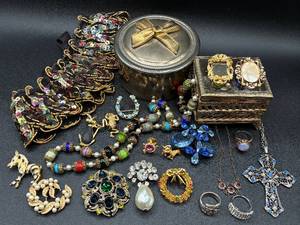 lot 76 image: Beautiful Assortment of Vintage Necklaces, Brooches, Rings, Jewelry Boxes and Sequin Collar