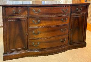 lot 81 image: Vintage Broyhill Lenior House Traditional Duncan Phyfe Style SideboardBuffet