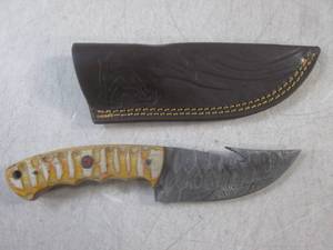 lot 4 image: (FS) 8 Damascus Blade Knife with L...