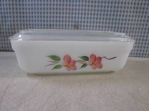 lot 44 image: (FS) Vintage Fire King Milk Glass P...