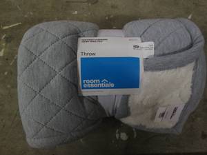 lot 254 image: Plush throw, 60 x 80...