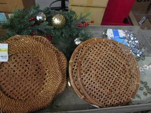 lot 260 image: Assorted decor...