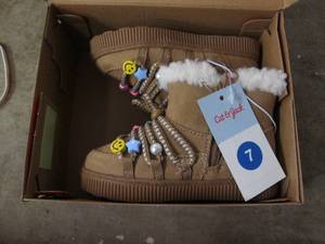 lot 264 image: Cat & Jack size 7 boots...