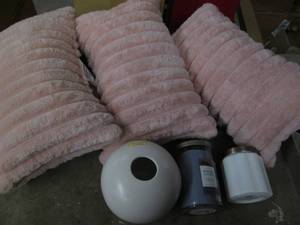 lot 274 image: Home decor and pillow lot...