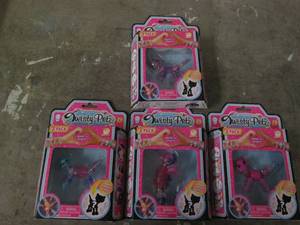 lot 285 image: 4 Packs of Twisty Pets...