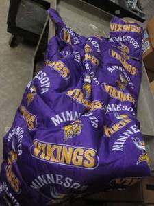 lot 291 image: Minnesota Vikings hooded snap on sh...