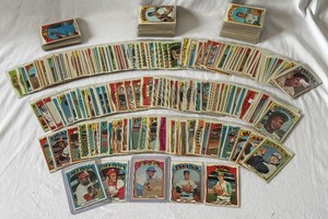 lot 21 image: 1972 Topps Baseball - Large Lot of Vintage Cards - Great for set building