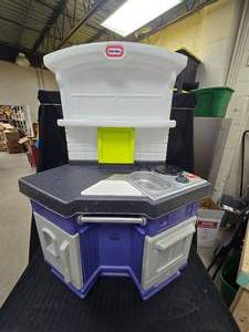 lot 111 image: Kids Kitchen Plastic