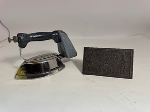 lot 34 image: Lot of Vintage Irons