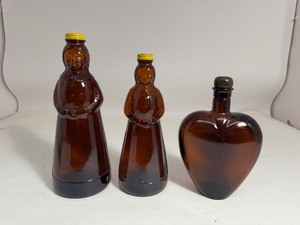lot 36 image: Mrs. Butterworth Brown Glass Pancake & Heart Syrup Bottle