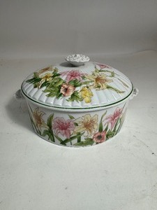 lot 39 image: Vintage Shafford Fine Porcelain Jade Lily 8 Casserole Baking Dish wLid JAPAN
