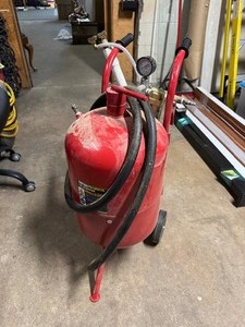 lot 137 image: Central Pneumatic  40 Ib. Abrasive Blaster