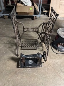 lot 143 image: Singer Cast Iron Sewing Machine Base & Sewing Machine