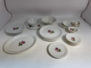 lot 80 image: Shelledge Syracuse China Set