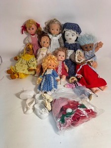 lot 67 image: Large Lot of Vintage Dolls